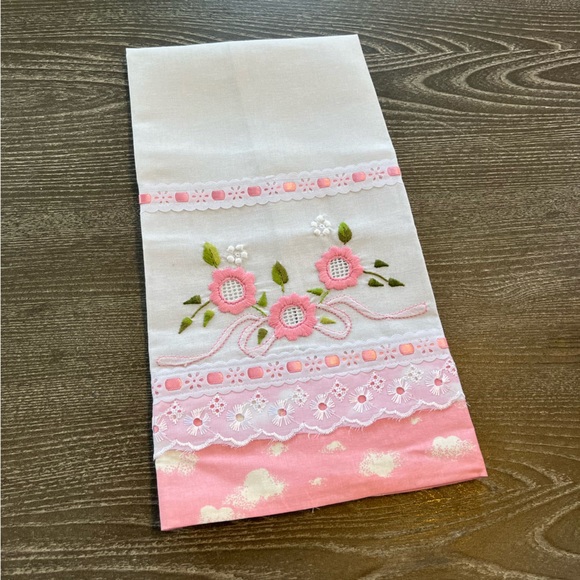 NWT Embroidered Flowers Kitchen Linen - Picture 1 of 4